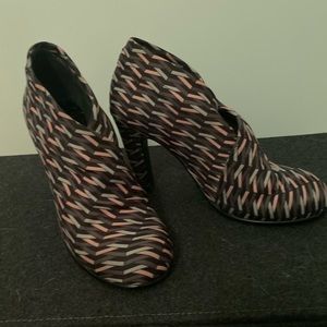 United Nude geo print neoprene heels fits like a 9